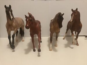 Breyer horses lot of 4